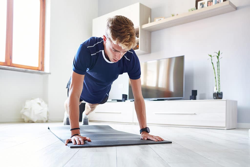 Man beim Workout zuhause