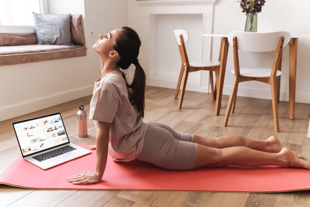 Frau beim Online Yoga