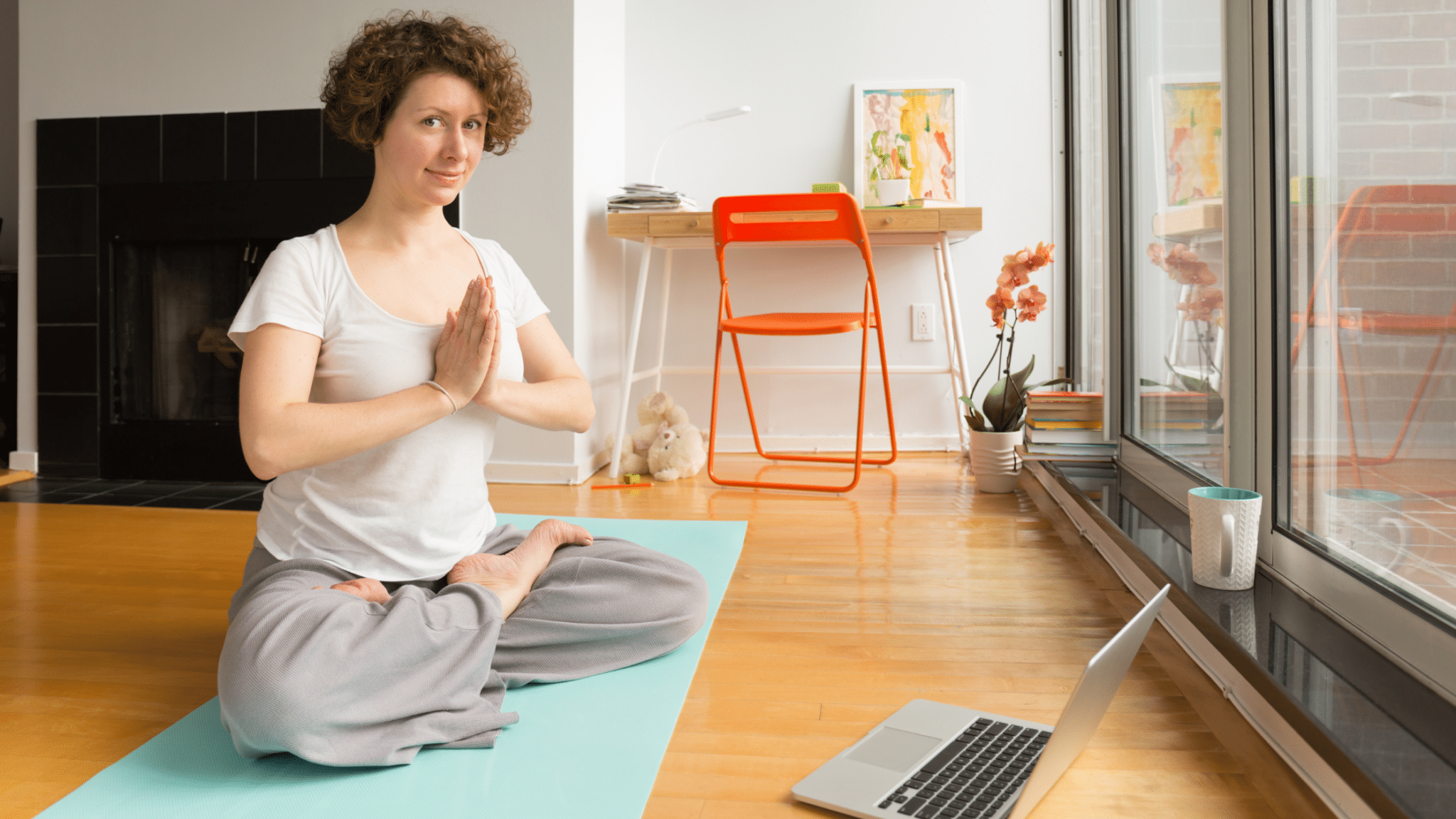 Vrouw doet yogapose thuis tijdens online les