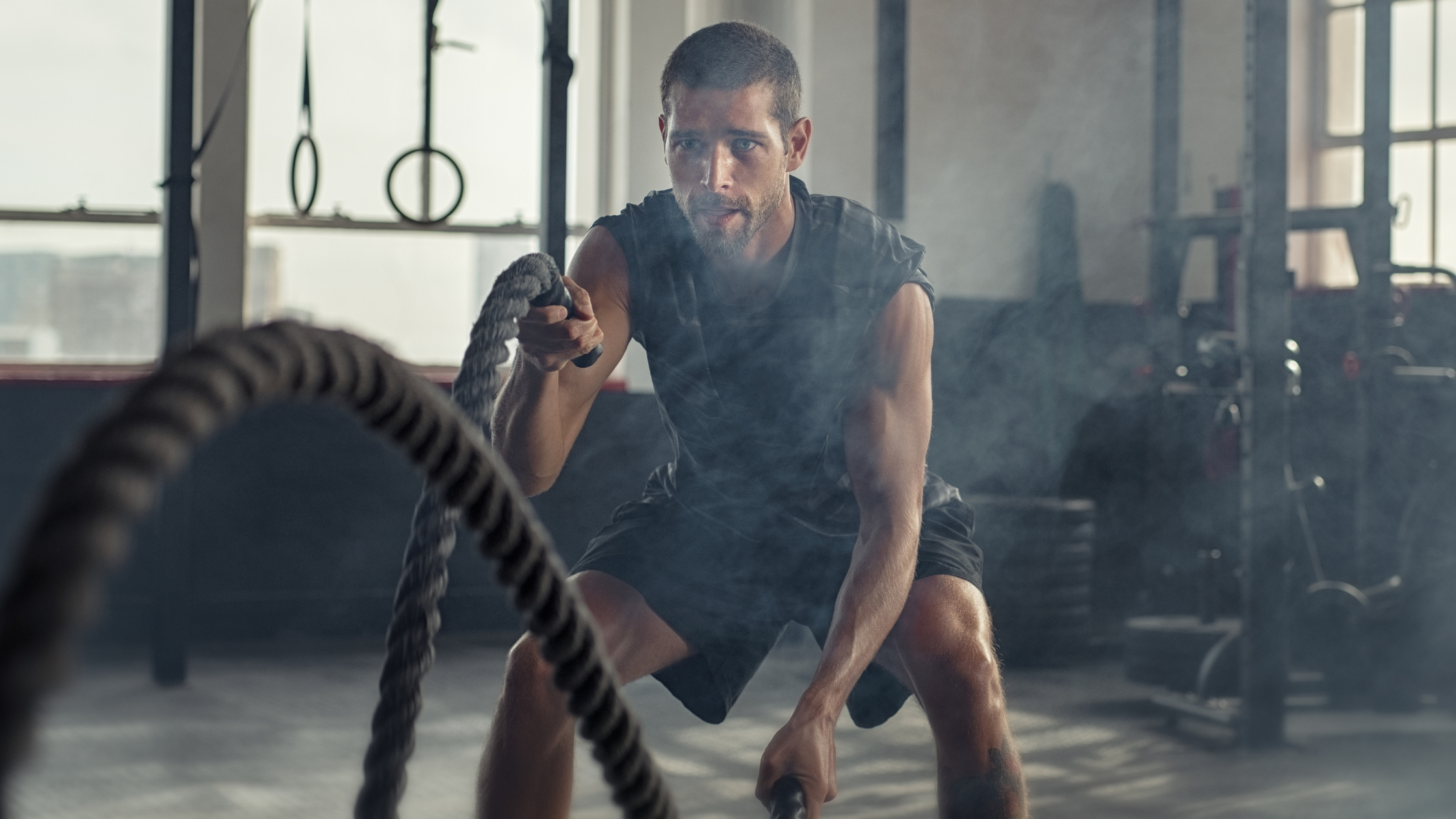 Man doet aan crossfit wanneer de sportscholen openen in januari