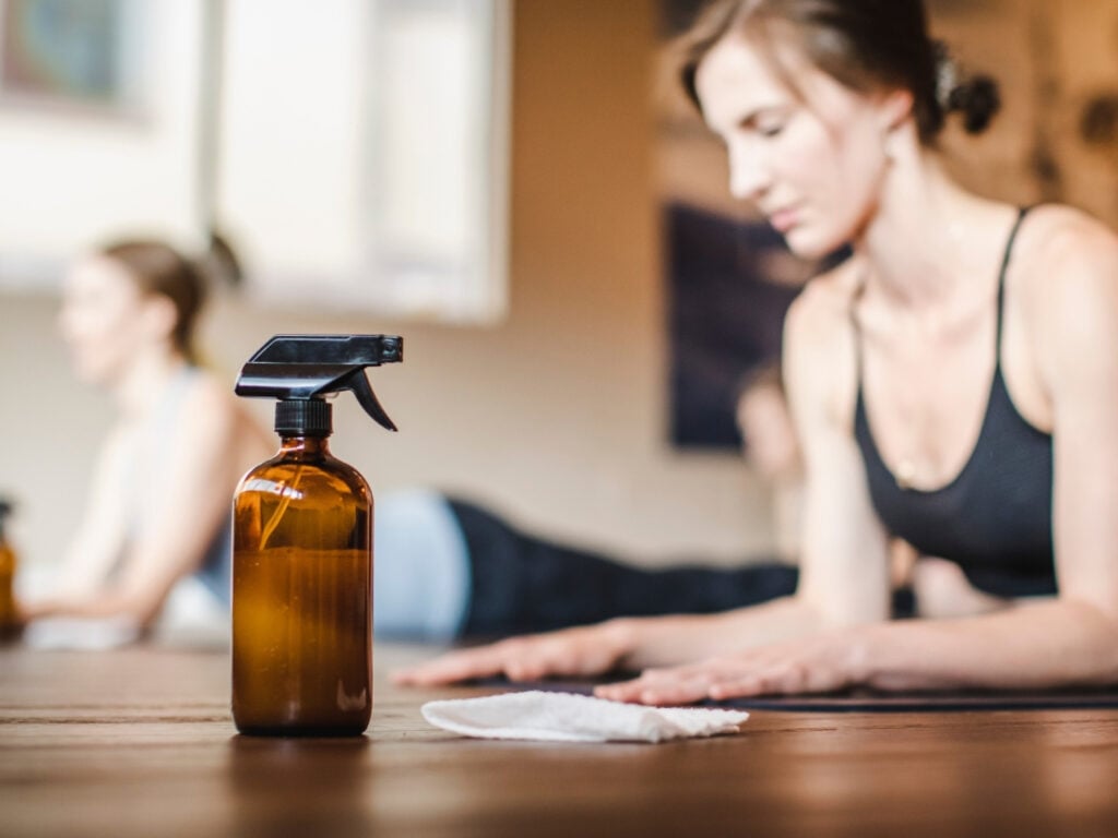 Yogastudio nach der Wiedereröffnung mit Desinfektionsspray