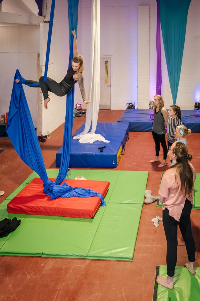 Aerial Silk Vienna während einer Klasse im Studio im ersten Wiener Gemeindebezirk
