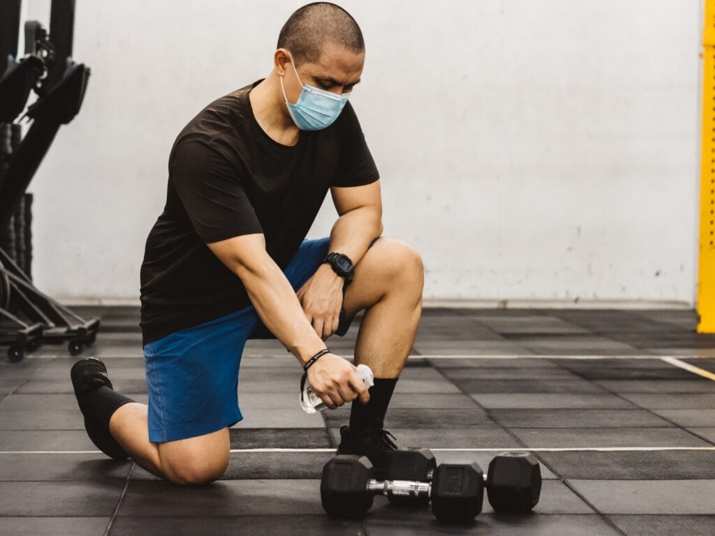 CrossFit Studio nach der Wiedereröffnung, Personal desinfiziert die Geräte