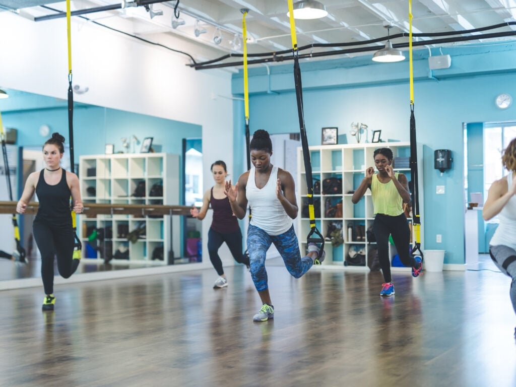 Training mit TRX Band in einem Fitnessstudio, wenn Fitnessstudios wieder öffnen dürfen
