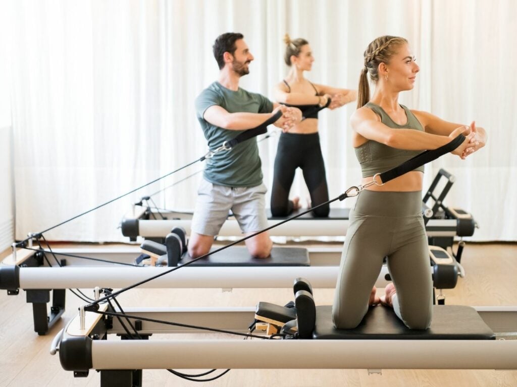 Reformer Pilates Training in einem Pilates Studio