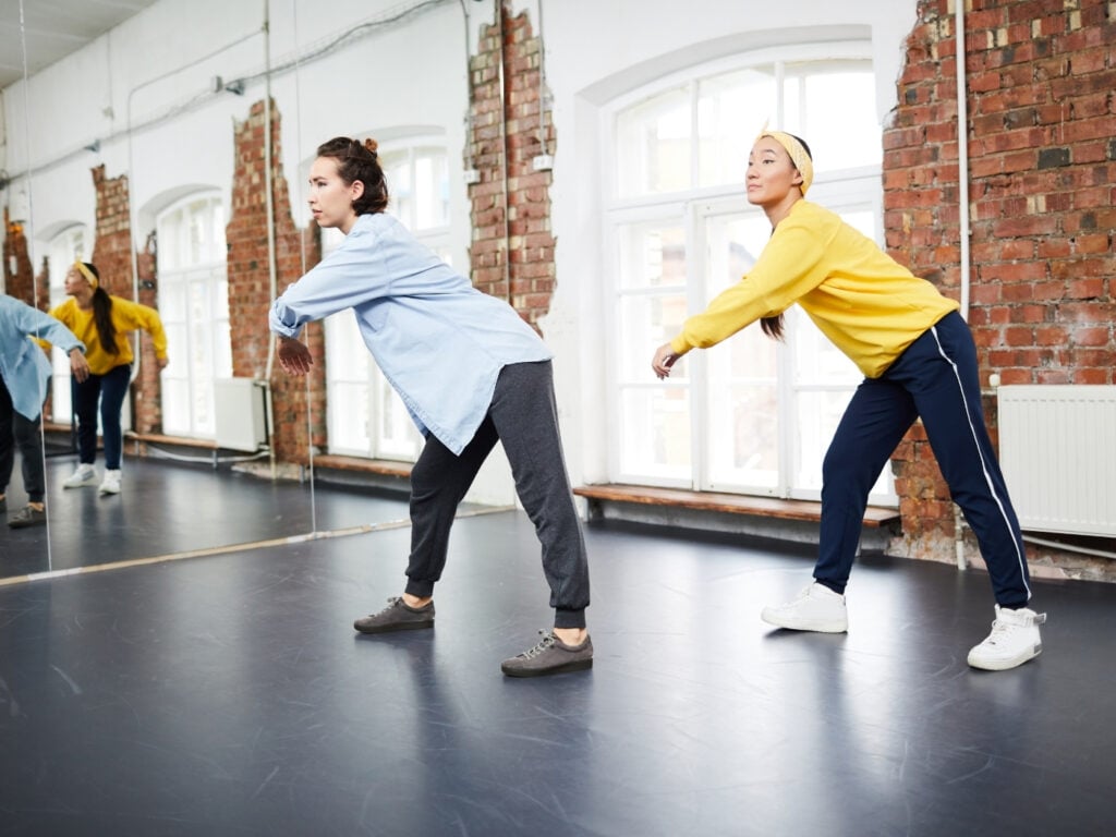 Tazschule eröffnen: Zwei Tänzerinnen beim Training in der Tanzschule