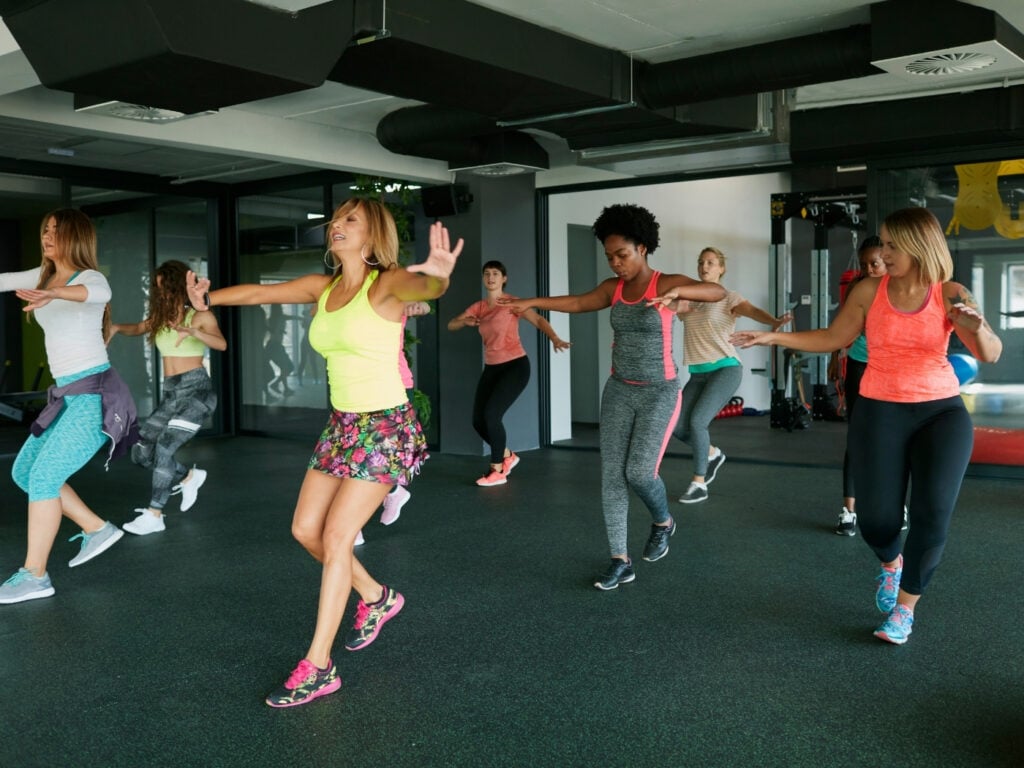 Frauen während einer Zumbastunde in einer Tanzschule
