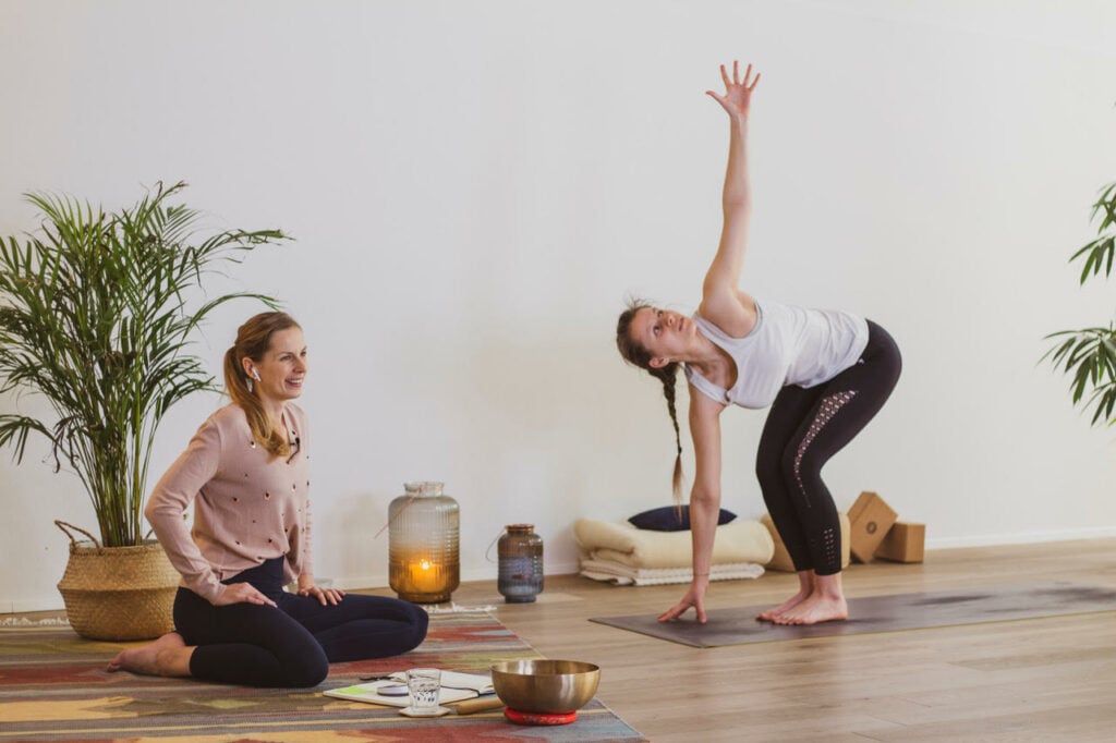 Studio herzfeld: Gründerin Maria beim Aufnehmen von Yoga Videos