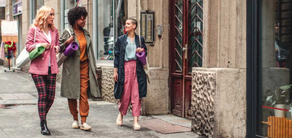 3 Frauen auf dem Weg in ein Yoga Studio