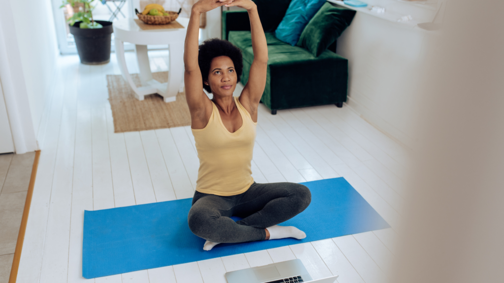 Eine Frau, die zu Hause Sport macht