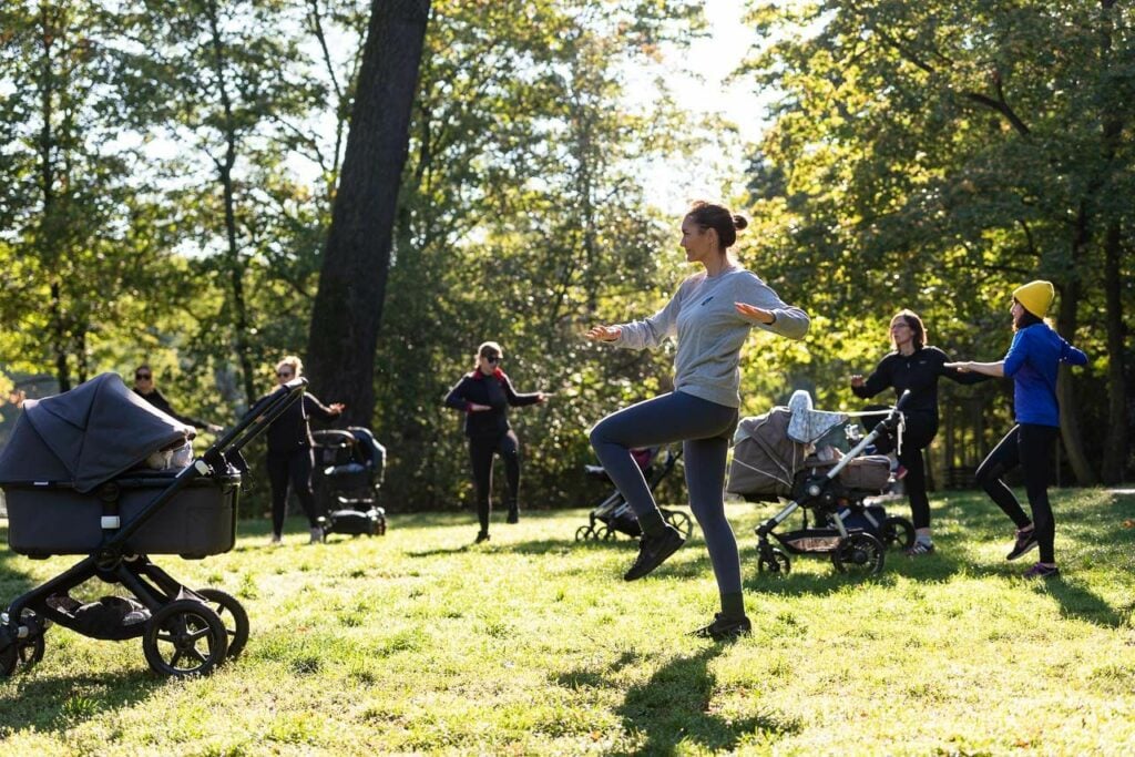 Frauen, die draußen im Park Outdoor Fitness machen