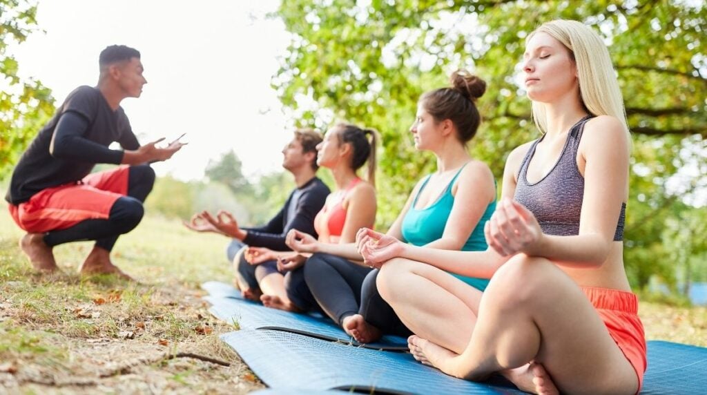 cours yoga professeur exterieur dehors
