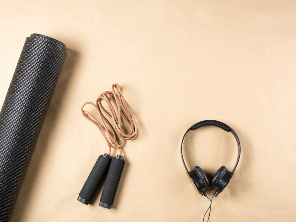 Yogamatte und Kopfhörer