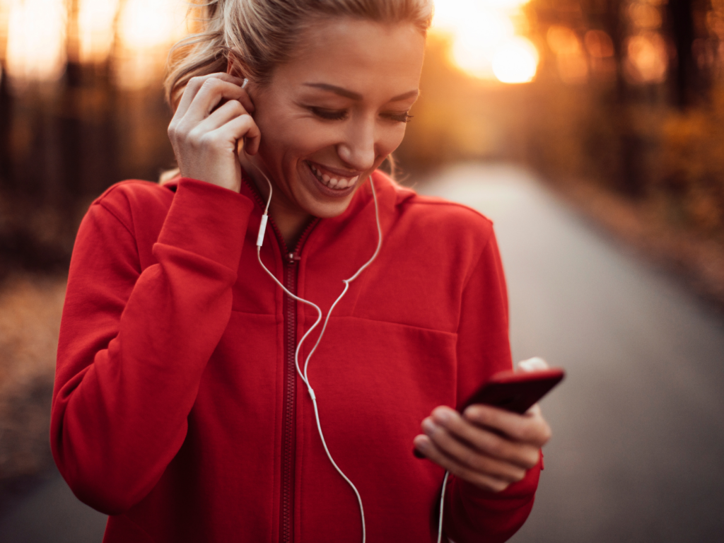 Frau hört Yoga Podcasts