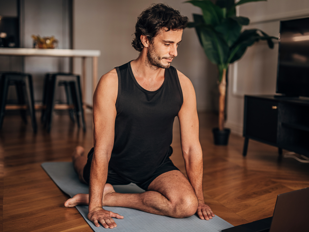 Mann praktiziert Yoga