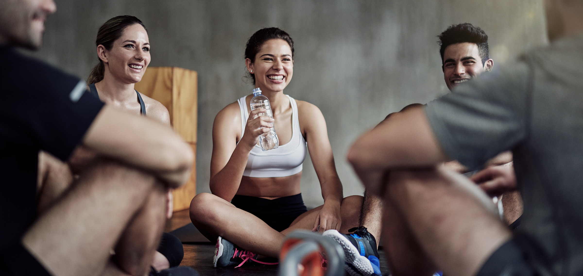 Fünf motivierte Kunden im Sportstudio