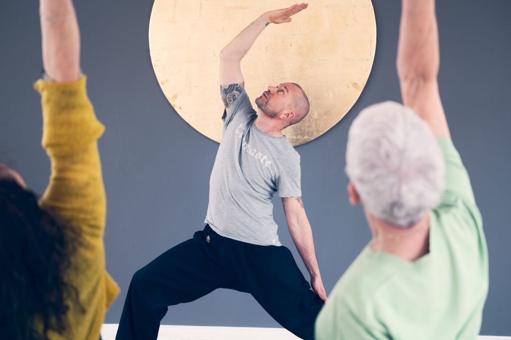 Yogalehrer, der eine Yogaklasse unterrichtet