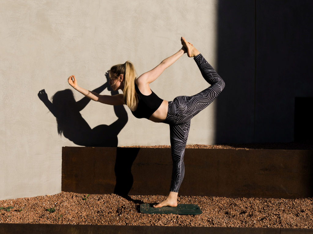 Training nach Zyklus - Lisa, die draußen im freien Yoga macht