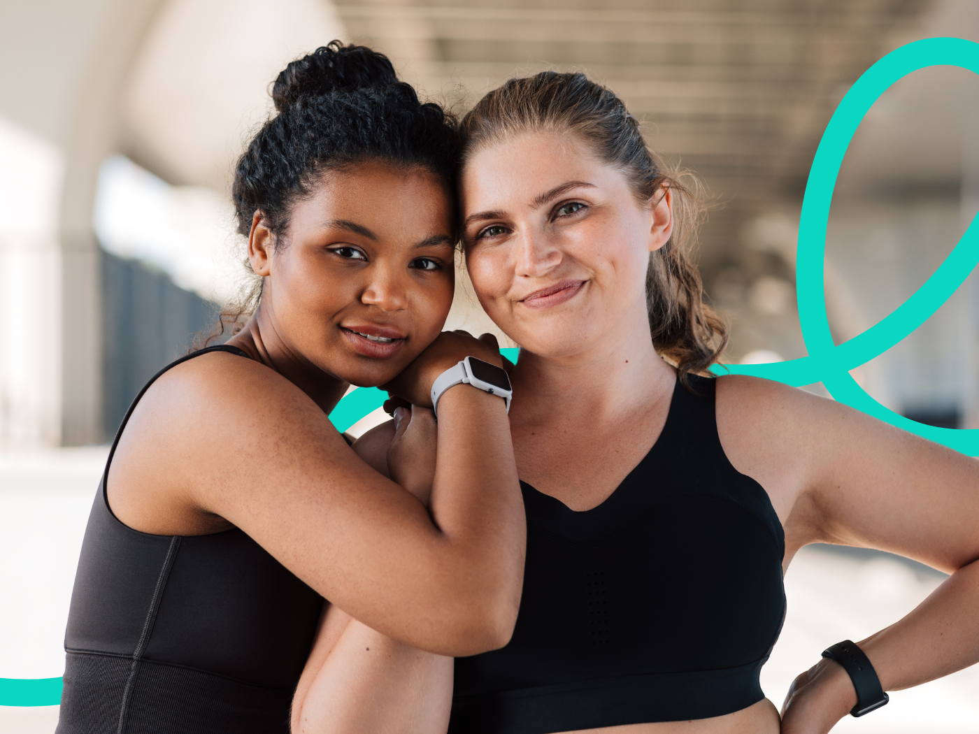 Zwei Frauen im Sportoutfit. Eine stützt sich auf die Schulter der anderen Frau.