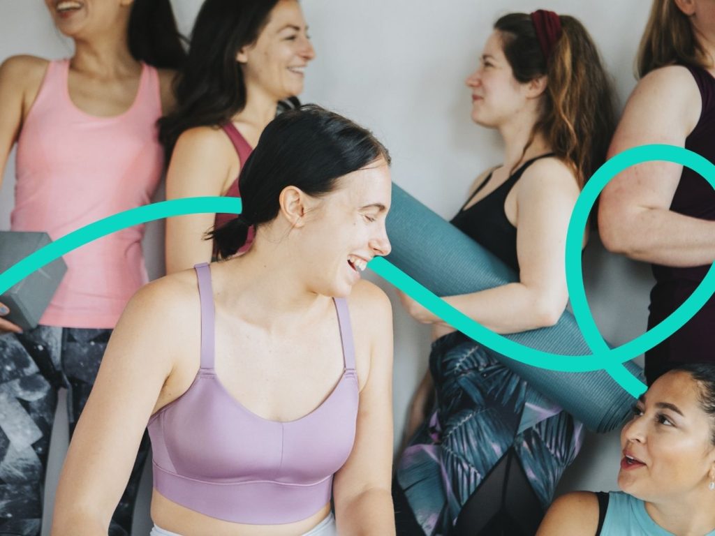 Frauen in Sportkleidung lachen und haben Spaß