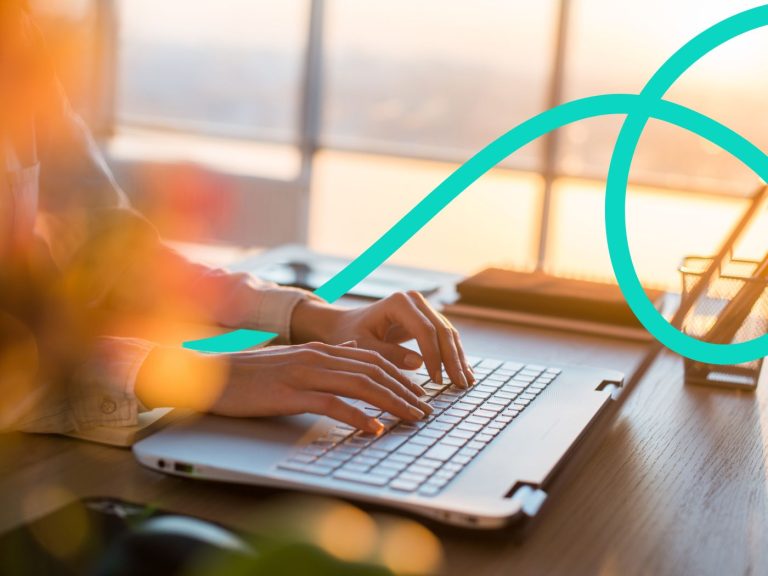 Frau arbeitet am Laptop
