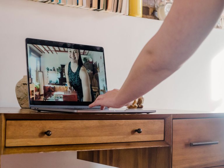 frau macht pilates und nimmt von sich ein video auf