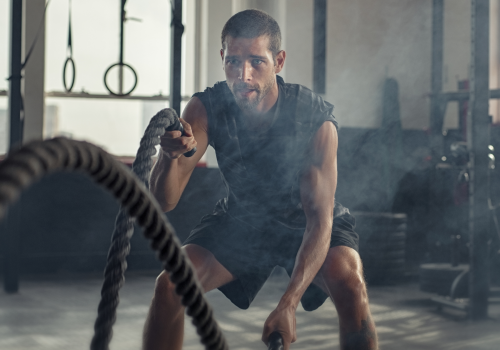 Man doet aan crossfit wanneer de sportscholen openen in januari