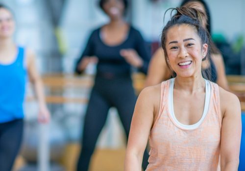 Wann öffnen Fitnessstudios: Eine Studiobesitzerin in ihrem Studio