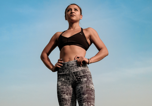 Frau schaut aussichtsvoll auf die Zukunft der Fitness Trends 2022