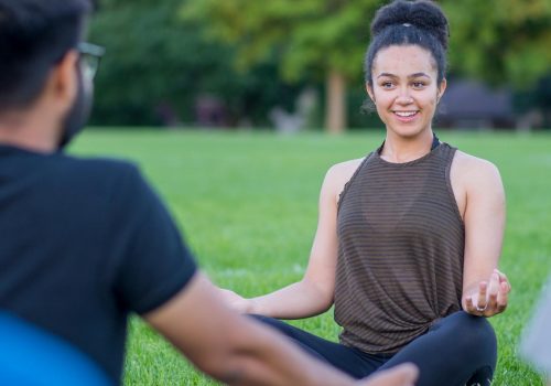 Yogalehrerin beim Outdoor Yoga im Park
