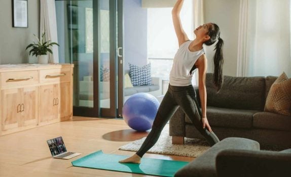 online-yoga Frau beim Online Yoga zuhause
